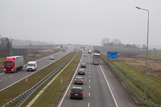 Peugeot uderzył w bariery na A2. Kierowca uciekł, w samochodzie były ślady krwi 