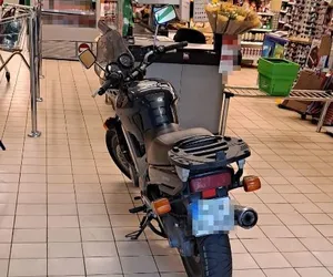 Pojechał motocyklem na zakupy. Nie zgadniecie gdzie zaparkował!