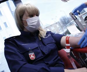 Akcja krwiodawstwa przed komendą wojewódzką. Policjanci oddali blisko 10 litrów krwi! 