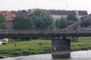 Mężczyzna chciał skoczyć z mostu