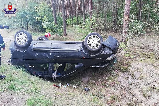 25-letni kierowca DACHOWAŁ W ROWIE. Dwoje pasażerów w szpitalu