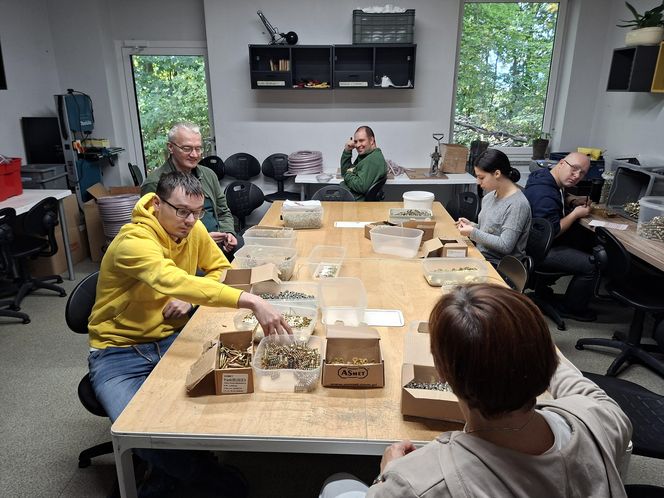 Pracownika montażu w Fundacji Przystań, gdzie zatrudnione są osoby z niepełną sprawnością