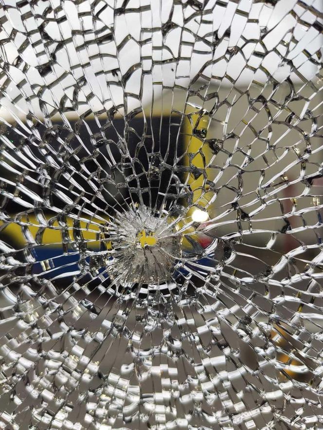 20-letni mieszkaniec Tarnowa strzelił z pistoletu do autobusu. Broń wyrzucił w czasie ucieczki