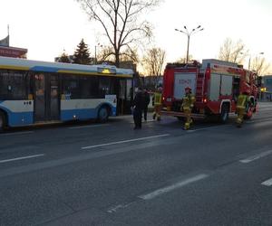 Mężczyzna spadł z kładki na autobus w Bielsku-Białej