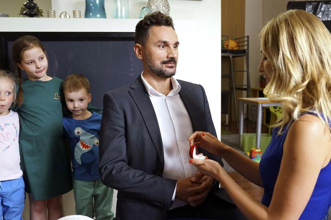 Barwy szczęścia odc. 1968. Zosia (Joanna Moro), Ewunia (Gabriela Ziembicka), Monika (Natalia Żyłowska), Miłoszek (Jakub Kwinta), Piotr (Piotr Jankowski) 