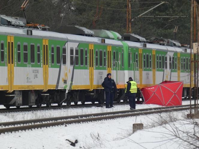 Kolejne potrącenie na „torach śmierci”. Nie żyje mężczyzna. PKP uspokaja i przypomina: „planujemy budowę podziemnych przejść”