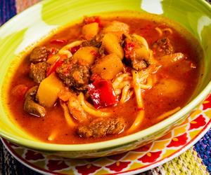 Węgierska zupa z makaronem i fasolą - smaczna i sycąca