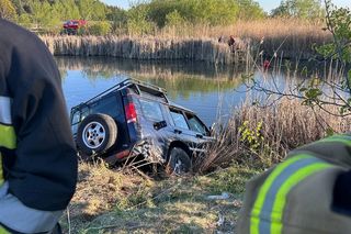 Nietrzeźwy utopił terenówkę w stawie. Potem zaczął pływać i śpiewać