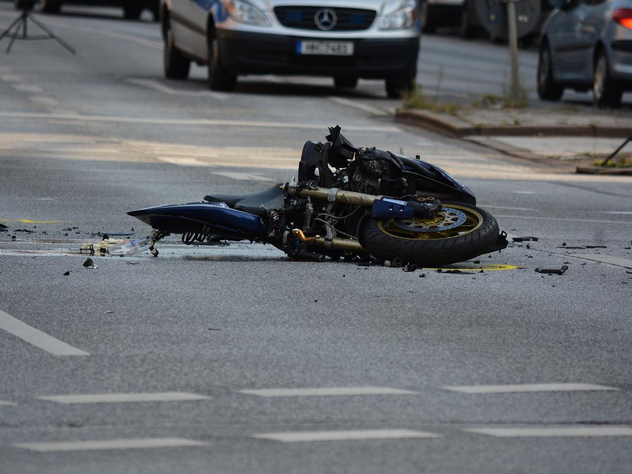 Tragedia pod Płockiem. Czołowe zderzenie auta z motocyklem. 27-latek zginął na miejscu!
