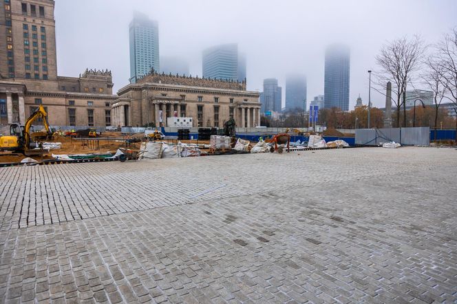 Trwa przebudowa części dawnego Placu Defilad w plac Centralny