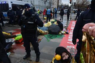 Ludzie leżą na ulicy w centrum Warszawy