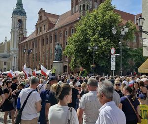 Marsz Milczenia dla Klaudii w Toruniu. „Niech nasza cisza przemówi głośniej niż słowa” [RELACJA NA ŻYWO]