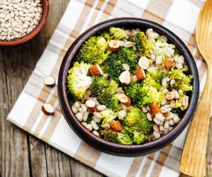 Sałatka z brokułem i ciecierzycą. Łatwy przepis na zdrowy posiłek