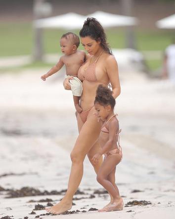 Kim Kardashian z dziećmi na plaży w Meksyku - sierpień 2016