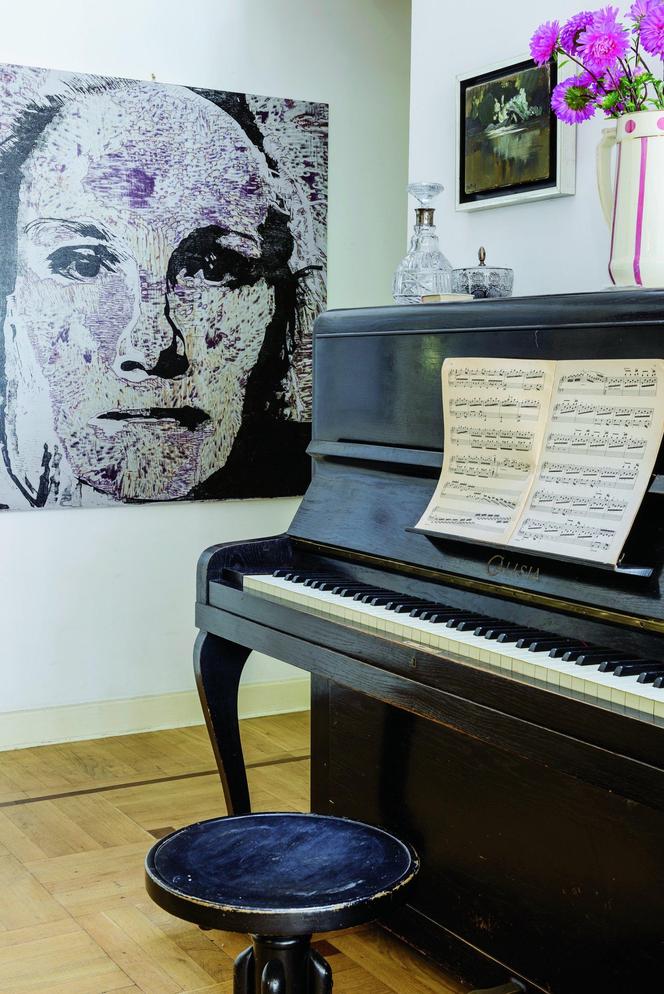 Z wizytą u malarki i graficzki Joanny Trzcińskiej w jej klimatycznym domu – instrument z dzieciństwa