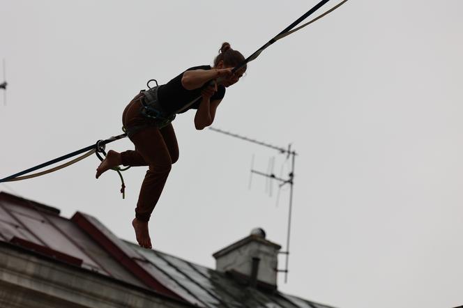   Urban Highline Festival 2023 w Lublinie. Slacklinerzy robią cuda na linach!