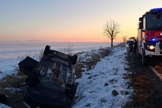 Wypadek na DK12 koło Leszna. Kierowca zasnął za kółkiem