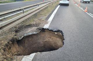 Dziura na wiślance. Zapadlisko na DK 81 w Mikołowie na lewym pasie. To przez ciek Jamna