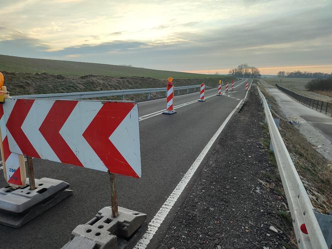 Zapadł się asfalt na nowej drodze z Osiecznej do Goniembic