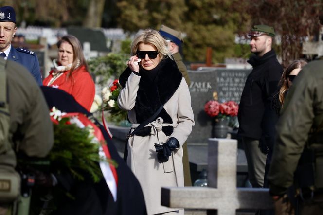 Joanna Racewicz ociera łzy przy grobie męża, pocieszyła ją Barbara Nowacka