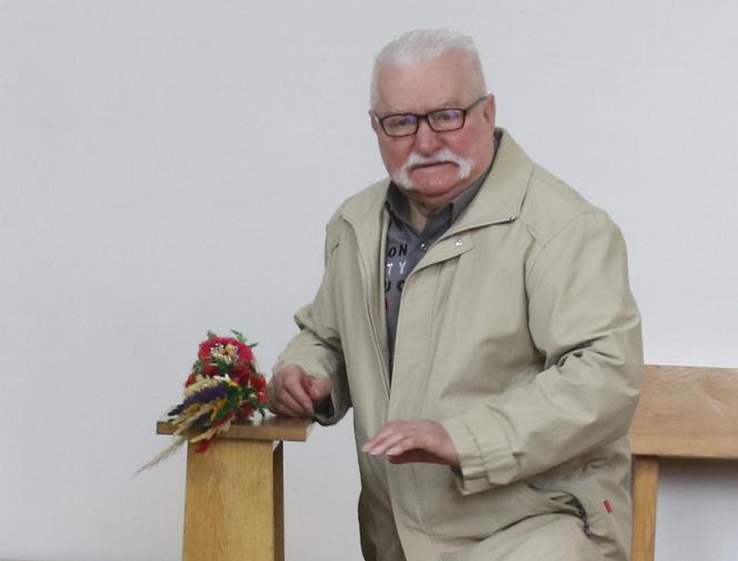 Lech Wałęsa z palemką na mszy w kościele