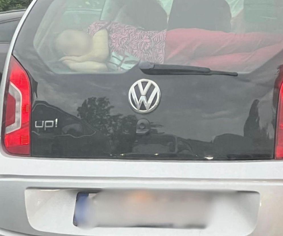 Wiózł dziecko na półce w samochodzie. Szuka go policja