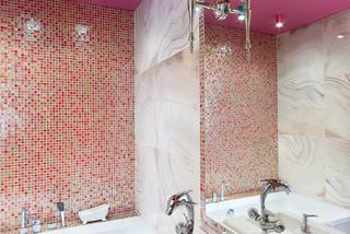 Różowy sufit w łazience w stylu glamour