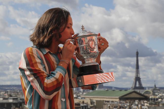 Iga Świątek w tęczowej sukience po wygraniu Roland Garros