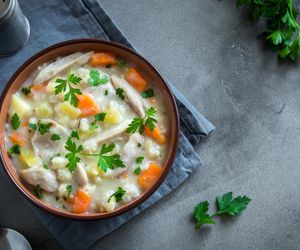 Lekka i zdrowa zupa na rosole, czyli jarzynowa z ryżem. Łatwy przepis na zupę ryżankę 