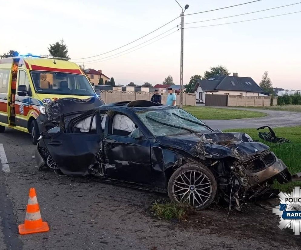 Koszmarny wypadek. Pijany kierowca pędził czarnym BMW przez wieś. Dachował po zderzeniu z płotem