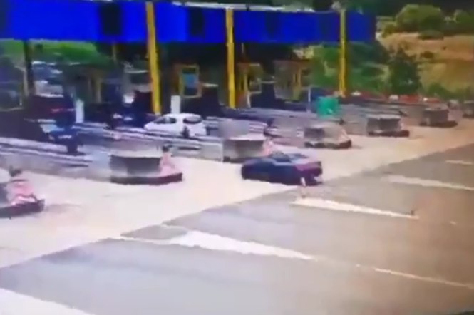 BMW uderza w Skodę na autostradowych bramkach