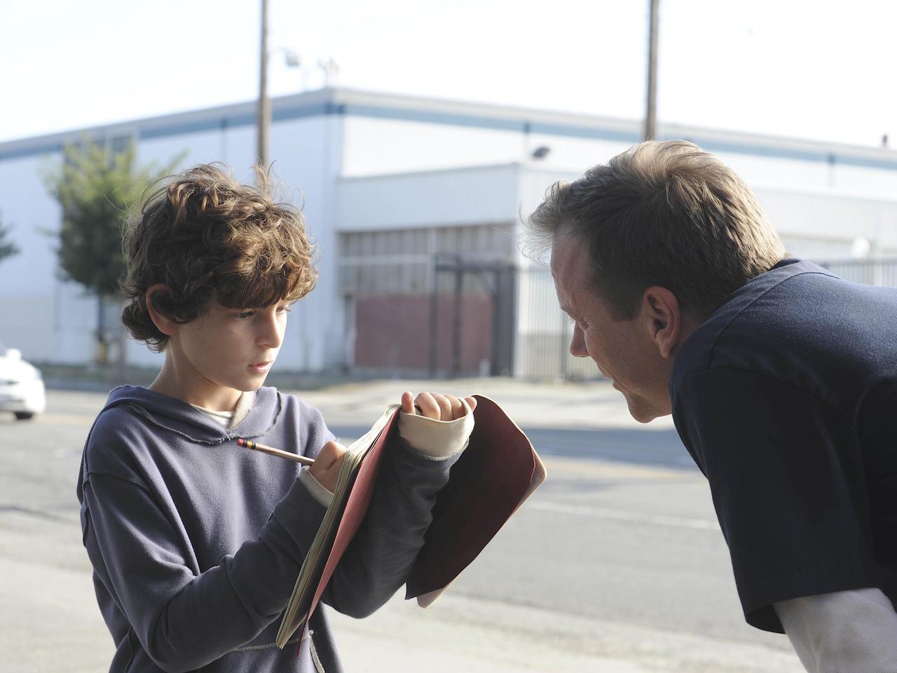 Touch. Jake (David Mazouz), Martin (Kiefer Sutherland)