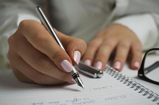 Paznokcie w tym kolorze to hit sezonu! Biegnij do stylistki po gumę balonową 