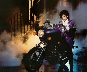 Historia wschodzącej gwiazdy rocka, czyli... historia filmu Purple Rain. W produkcji główną rolę zagrał sam Prince 