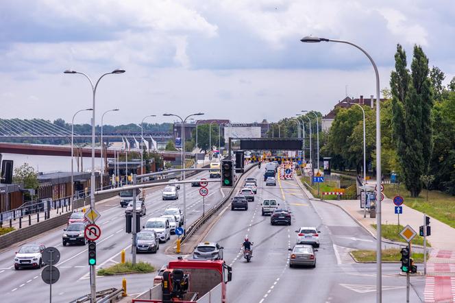 Budowa przejścia dla pieszych przez Wisłostradę w Warszawie