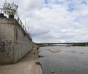 Rekordowo niski stan wody w Wiśle w Warszawie (23.08.2025)