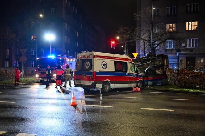 Poważny wypadek dwóch karetek w centrum Krakowa. Jeden kierowca w szpitalu [ZDJĘCIA]