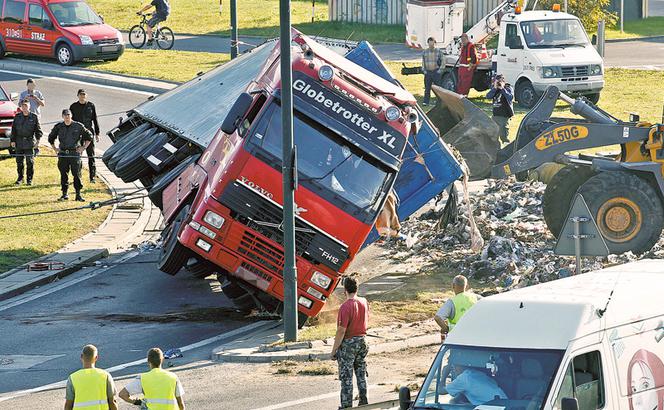 15 ton śmieci zasypało Trasę AK