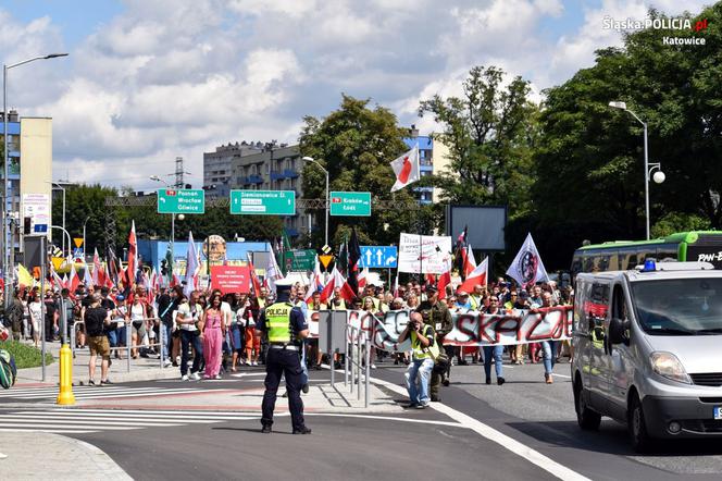 Marsz antyszczepionkowców w Katowicach. Ponad 3,5 tysiąca osób blokowalo główne ulice miasta