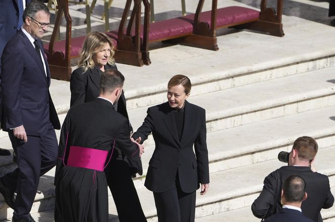 Ostatnie chwile przed pogrzebem Franciszka. Tłumy wiernych na pl. św. Piotra