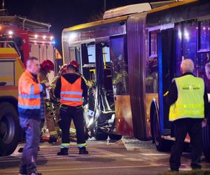 Wypadek z udziałem autobusu i ciężarówki w Warszawie (23.10.2025)