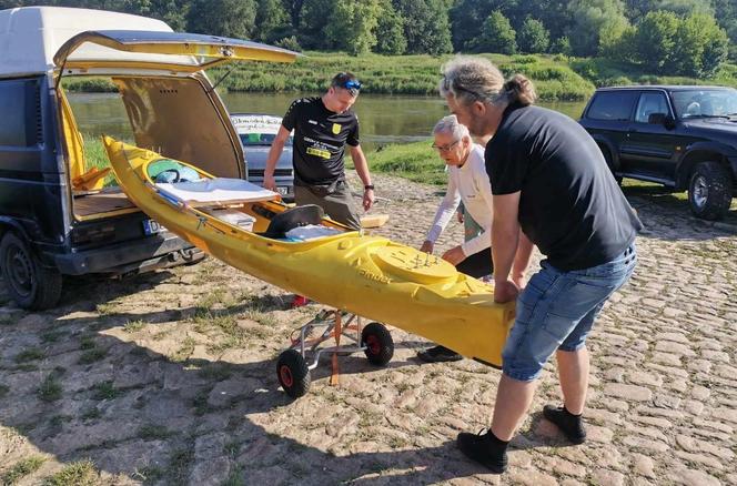 Pan Stanisław wyruszył na podróż kajakiem do Szczecina. 75-latek przepłynie 420 km dla Piotrka Kozyry!