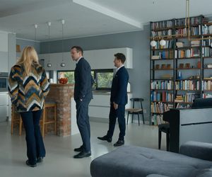 Barwy szczęścia, odcinek 3154: Justin (Jasper Sołtysiewicz), Karolina (Marta Dąbrowska), Bruno (Lesław Żurek) 