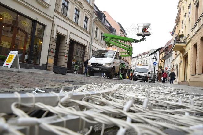 Bydgoszcz szykuje się na święta. Trwa dekorowanie miasta