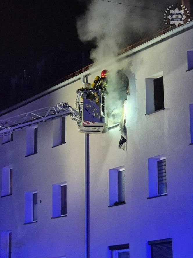 Nocny pożar w Gliwicach. Świadek usłyszał wołanie o pomoc. Z okna wydobywały się płomienie