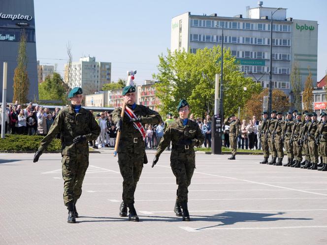 Ponad stu żołnierzy na Placu Solidarności w Olsztynie. Złożyli uroczystą przysięgę [ZDJĘCIA]