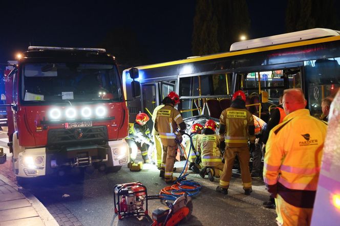 Wypadek z udziałem autobusu i ciężarówki w Warszawie (23.10.2025)