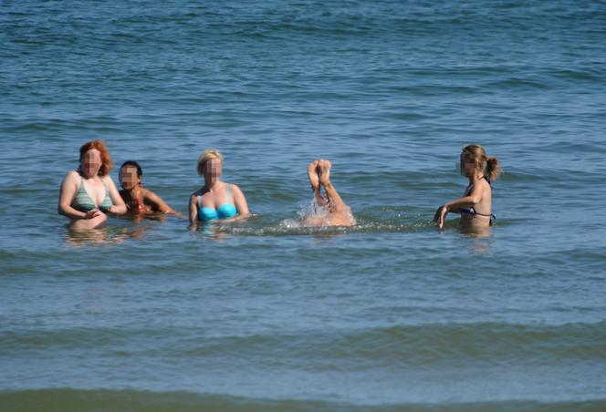 Anna Popek. Pręży piersi na plaży