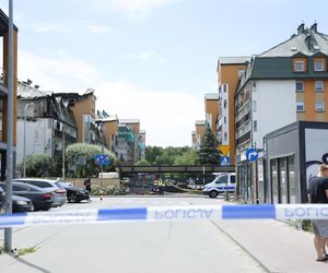 Blok przy ul. Powstańców w Ząbkach po pożarze
