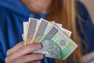 Dodatkowe 100 zł na początek roku szkolnego. Kto może dostać 400 zł na dziecko?